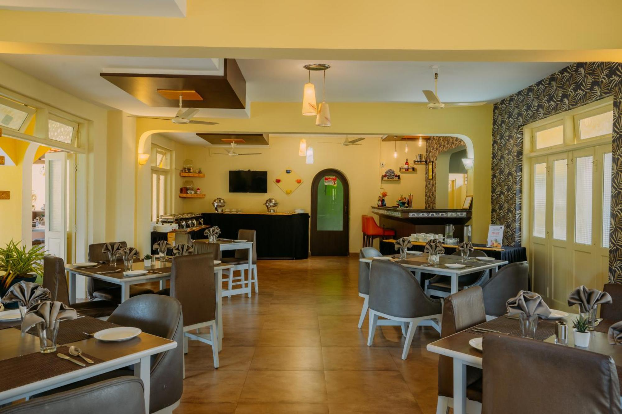 Carina Beach Resort Бенаулим Экстерьер фото
