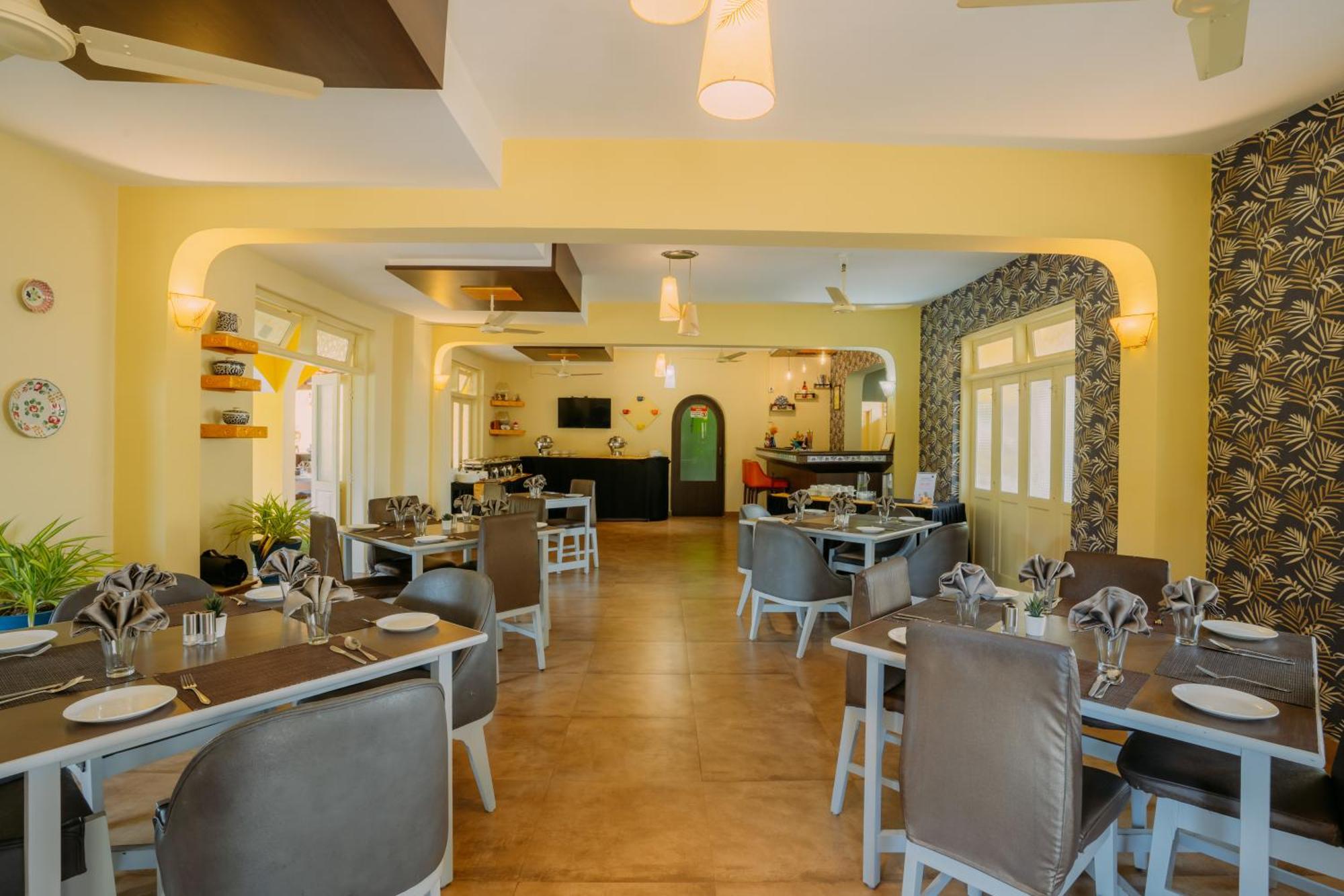 Carina Beach Resort Бенаулим Экстерьер фото